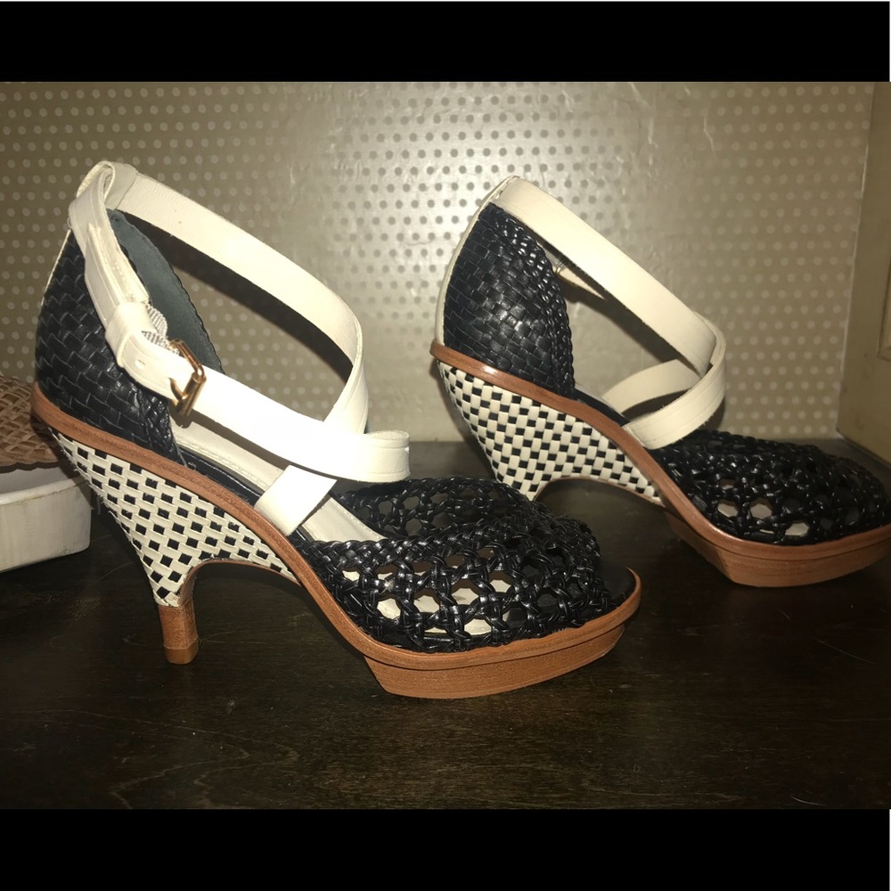 Liefsdottir strappy peep toes